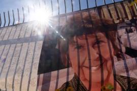 Una pancarta con mensajes que expresan sus condolencias y una imagen de Nancy Guthrie, la madre desaparecida de Savannah Guthrie, presentadora del programa “Today”, en Tucson, Arizona.