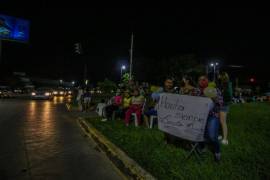 Los agentes de la policía local respondieron a un reporte telefónico en que se denunciaba que había personas abordo de un automóvil que portaban un arma de fuego.