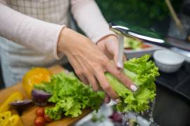 Ante este panorama, el IMSS explicó cuál es la manera adecuada de lavar y desinfectar frutas y verduras, además de recordar la importancia del uso de agua y jabón para prevenir infecciones.