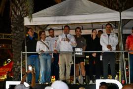 Javier Díaz González encabezó la salida del Maratón Saltillo La Moderna 2026, que reunió a más de mil 500 corredores.