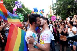 SRE pide a comunidad gay evitar muestras de afecto en el Mundial