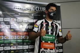 A sus 44 años de edad, 'Loco' Abreu asegura que aún tiene hambre de futbol