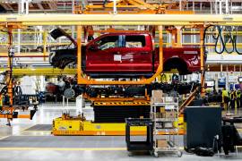 Una camioneta Lightning F-150 en la línea de producción de la planta de Ford en Dearborn, Michigan. Ford, GMy otros están llegando a acuerdos con compañías mineras y evitar la escasez de materias primas.