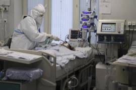 Un enfermero con traje protector atiende a un enfermo de COVID-19 en una UCI en el Hospital Clínico Regional 1 en Ktasnodar, Rusia. AP/Vitali Timkiv