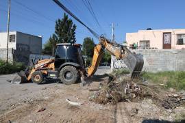 Cuadrillas del programa “Aquí Andamos” realizaron limpieza integral y deshierbe del arroyo del sector.