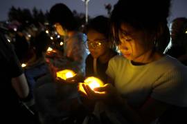 Participantes asisten a una vigilia en la Plaza de la Democracia para conmemorar el 37.º aniversario de la represión militar china contra el movimiento prodemocrático en la Plaza de Tiananmen de Pekín, en Taipéi.