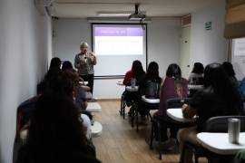 La investigadora Luciana Ramos Lira expone la relación entre trauma, violencia de género y consumo de sustancias durante la jornada de formación de FULYE.