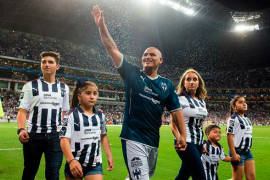 Rayados rinde homenaje a Suazo