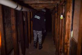 Personal de la Guardia Nacional (GN) resguardan la entrada principal al túnel clandestino que conectaba Ciudad Juárez con El Paso, Texas, el cual era presuntamente utilizados para el tráfico de migrantes y droga. FOTO: CUARTOSCURO.