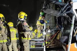 Un tren de cercanías chocó este martes contra un muro de contención que cayó sobre las vías en una provincia de Barcelona, España.