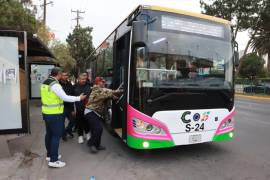 De la Rosa mencionó que de las 340 rutas alimentadoras del nuevo sistema, unas 40 unidades aún no cuentan con lector de tarjeta.