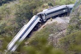 Continúan los trabajos de peritaje en la zona donde se descarriló el pasado 28 de diciembre el Tren Interoceánico, a decir de autoridades no hay una fecha para que el tren vuelva a circular, los vagones que se salieron de la vía aún no han sido removidos.
