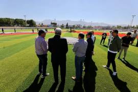 En el campo de béisbol del Ateneo Fuente ya se avanza en la colocación de pasto sintético sobre 9 mil 700 metros cuadrados.