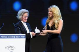 Foro de Davos otorga a Shakira un premio por su apoyo a la educación