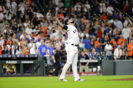 El mexicano Roberto Osuna hace historia en Grandes Ligas