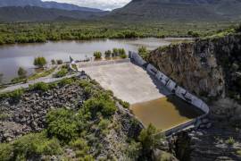 La presa, ubicada en el kilómetro 35 de la antigua carretera a Monclova, tiene una capacidad de 46.4 millones de metros cúbicos de agua y se utiliza para almacenamiento, distribución de agua y prevención de inundaciones.