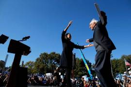 Bernie Sanders retoma de campaña electoral en EU tras infarto, al lado de Alexandria Ocasio-Cortez