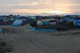El sol se pone sobre un campamento de refugiados establecido para personas que huyen de la guerra en Sudán, el 3 de octubre de 2024, en Adre, Chad.