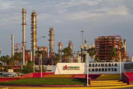 Especialistas del sector energético señalan que el repunte de explosiones, fugas y derrames en plantas viejas y nuevas se debe a los severos recortes en el presupuesto de mantenimiento.