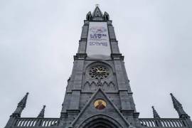 Una pancarta anuncia la próxima visita del Papa León XIV a Lourdes, suroeste de Francia, el martes 8 de septiembre de 2026, como parte de su visita oficial a Francia del 26 al 28 de septiembre.
