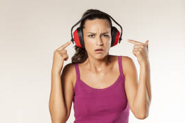 Advierten sobre el riesgo del uso de audífonos