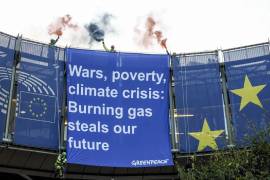 Activistas de Greenpeace protestan en el Parlamento Europeo contra los combustibles fósiles y el cambio climático.