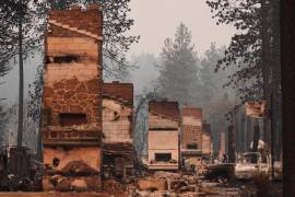 Una hilera de chimeneas son las únicas estructuras que quedan en un barrio residencial tras un incendio forestal en el norte de Spokane, Washington, el lunes 3 de agosto de 2026.