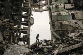 Un residente busca sus pertenencias en un edificio de apartamentos destruido durante los enfrentamientos entre las fuerzas ucranianas y rusas en Borodyanka, Ucrania.