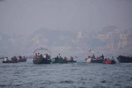 Turistas realizan un paseo en barco temprano por la mañana en el río Ganges en Varanasi, India.