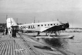 El avión Junkers Ju 52 “Kaleva” de la aerolínea finlandesa Aero —ahora Finnair— se encuentra estacionado en el puerto de hidroaviones Katajanokka, en Helsinki, en una fotografía fechada el 14 de julio de 1936.