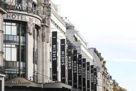 El edificio BHV muestra el logotipo de la marca china Shein en el día de apertura de su primera tienda física en París, Francia.