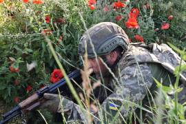 Un soldado practica en un centro de entrenamiento cerca del frente en la región de Zaporiyia, el 11 de junio de 2026 en Ucrania.
