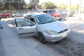 El vehículo Ford Focus involucrado en el percance quedó a disposición de las autoridades viales.