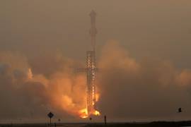 El mega cohete Starship de SpaceX despega en una densa neblina para un vuelo de prueba desde Starbase en Boca Chica, Texas, el jueves 6 de junio de 2024.