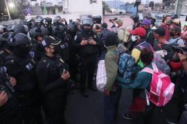 Decenas de policías con equipo antimotines formaron líneas para evitar el paso de los migrantes, quienes reclaman se les permita continuar con su camino rumbo a la Basílica de Guadalupe