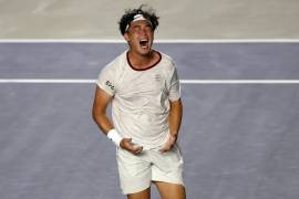 Coleman Wong celebra el triunfo más importante de su carrera tras remontar al checo Jiri Lehecka en el ATP 250 de Los Cabos.