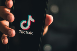 La red social TikTok dejó de funcionar en EU después de que el Tribunal Supremo avalara una ley aprobada en 2024 por el Congreso, que obligaba a la plataforma a desvincularse de su empresa matriz o cerrar.