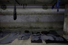 Mantas utilizadas por los prisioneros como colchones en un centro de detención administrado por la inteligencia militar durante el régimen del expresidente sirio Bashar Assad, en Damasco, Siria, el 17 de diciembre de 2024.