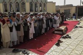 Luto. Familias de los fallecidos el viernes en un atentado contra una mezquita chií enel noreste de Afganistán despidieron ayer a sus seres queridos en un funeral masivo.