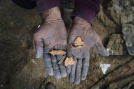 Fragmentos de hueso, durante la búsqueda de los restos de Nema Hammad, que sigue atrapada bajo los escombros de su casa, destruida en un ataque aéreo israelí en diciembre de 2023, en la Ciudad de Gaza.