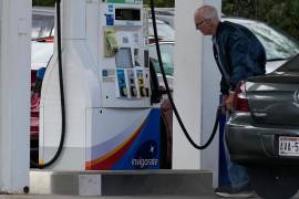 Un cliente consulta el precio de la gasolina al llenar el depósito de su auto en una gasolinera en Racine, Wisconsin, el martes 22 de septiembre de 2026.