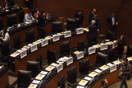 CIUDAD DE MÉXICO, 28OCTUBRE2026.- Senadores del grupo parlamentario PAN colocaron pancartas sobre el caso Taddei INE durante sesión Ordinaria en la Cámara de Senadores. FOTO: ANDREA MURCIA /CUARTOSCURO.COM