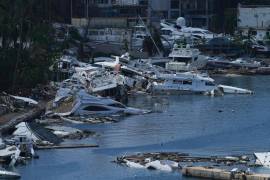 Yates encallados y dañados tras la devastación que dejó el paso del huracán Otis, en Acapulco, México, el viernes 10 de noviembre de 2023.