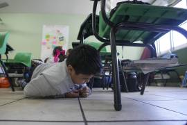 Un alumno participa en un simulacro de balacera en la escuela primaria Sócrates en Culiacán, México, el jueves 27 de febrero de 2025.