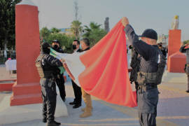 Inician mes patrio con izamiento de la bandera nacional en Castaños