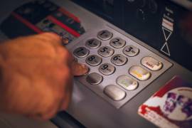 Codusef advierte sobre nuevo ‘modus operandi’ para clonar tarjetas de crédito en los cajeros automáticos.