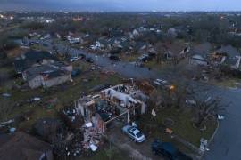Los escombros cubren el suelo que rodea las casas, dañadas por un tornado, en Oxford Drive y Stratford Drive en Round Rock, Texas. AP/Jay Janner/Austin American-Statesman