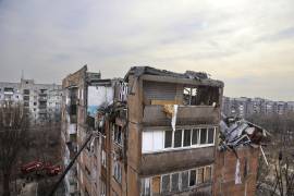 Una vista del edificio dañado por el bombardeo en Donetsk, en el territorio que está bajo el control del Gobierno de la República Popular de Donetsk, este de Ucrania.