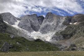 Una vista del glaciar Petit Vignemale, a la izquierda, y las Oulettes, a la derecha, en la cara norte del macizo de Vignemale en la cordillera de los Pirineos, visto desde el valle de Gaube en el sur de Francia. AP/Aritz Parra