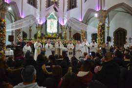 Fieles abarrotan el Santuario de la Virgen de Guadalupe durante las tradicionales mañanitas.